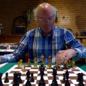 150413-wvdl- Piet_1000_wedstrijden_schaken_4_VOORKANT